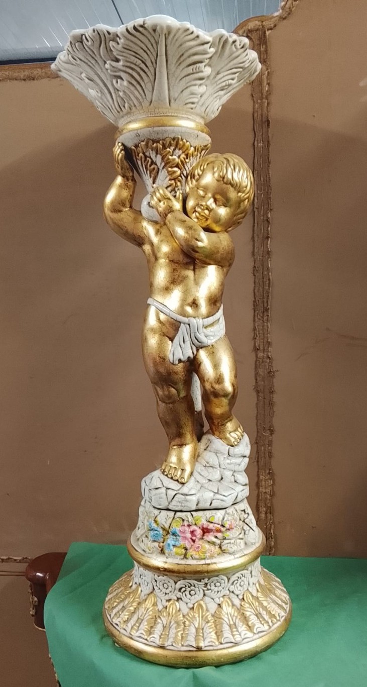 putto-con-coppa-piantanaportavaso-in-gesso-dipinto-oroavorio-xx-secolo